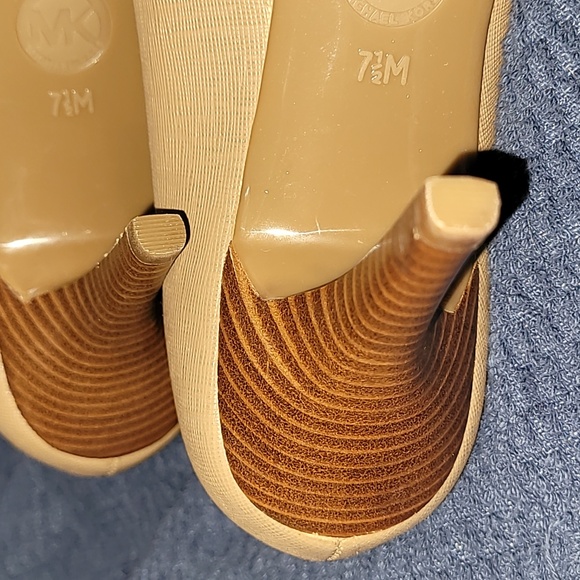 NWOT Tan Michael Kors Dorothy Pumps - Picture 7 of 10